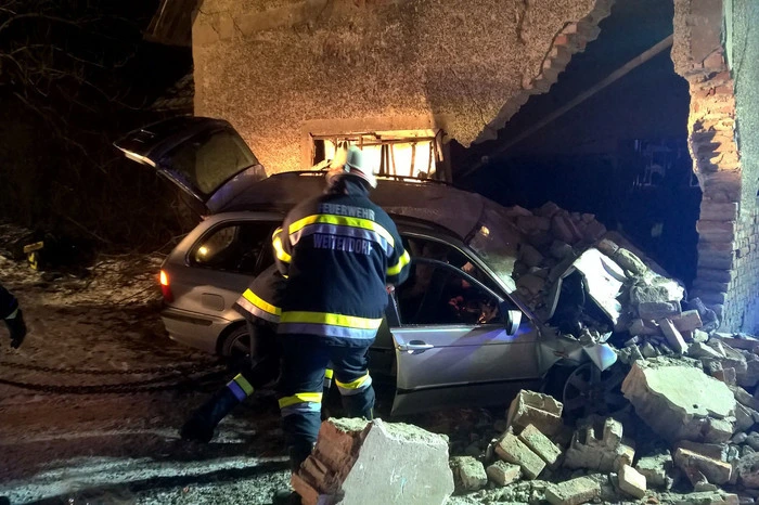 Ein Pkw-Lenker war aus ungeklärter Ursache beim Steinbruch Weitendorf gegen ein Haus geprallt.