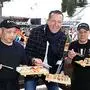 Wenjn Sheng, Wirt Rudi Strablegg und Cuixiao Wui servieren den Gästen frisches Sushi 