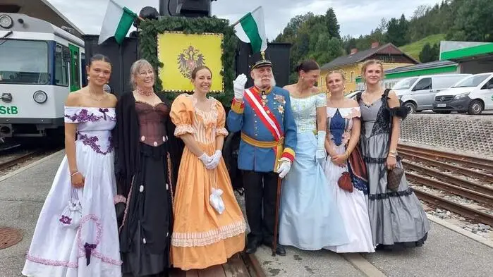 Kaiserliche Hoheiten auf den Gleisen der Murtalbahn: Am Sonntag wurde es im Bahnhof Murau vornehm. 