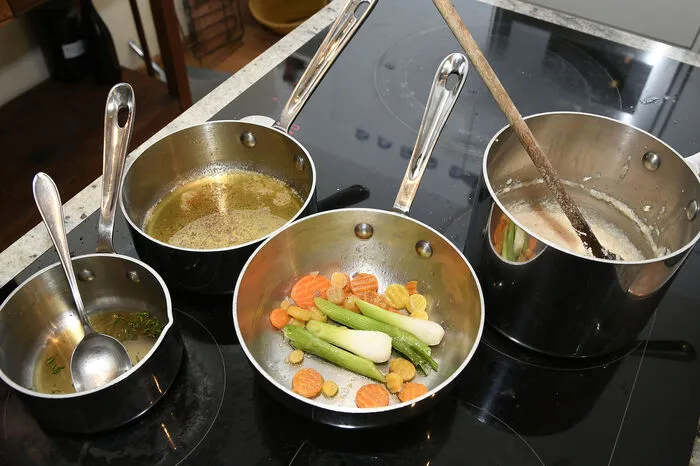 Wasser und Butter  für Polentagrieß aufkochen