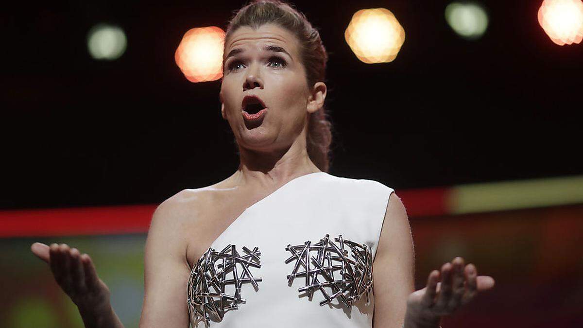 Moderatorin Anke Engelke mit origineller Abendrobe 