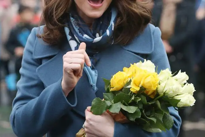 Sie erschien strahlend und in einem blauen Mantel gekleidet.