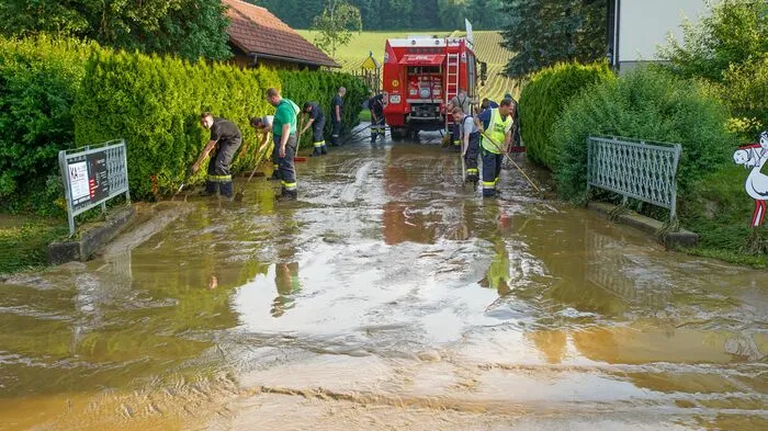 Der Starkregen führte zu Überschwemmungen und Schlammmassen auf Straßen
