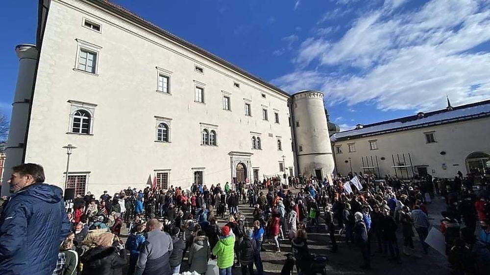 Gendarmeriehof beim Schloss Porcia: Rund eintausend Bürger demonstrierten gegen Maßnahmen