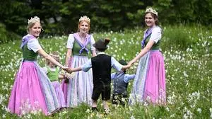 ABD0037_20230602 - GRUNDLSEE - ÖSTERREICH: Die Hoheiten (v.l.) Königin Michaela Ertlschweiger (Steiermark), Prinzessin Celin Pichler (Steiermark, Prinzessin Sophia Hellwig (Oberösterreich) mit Narzissenkindern bei einem Fototermin am Grundlsee am Mittwoch, 31. Mai 2023. Das Blumenfest findet heuer zum 63. Mal von 1. bis 4. Juni im Ausseerland-Salzkammergut statt und gilt als eine der größten Brauchtumsveranstaltungen Österreichs. - FOTO: APA/BARBARA GINDL