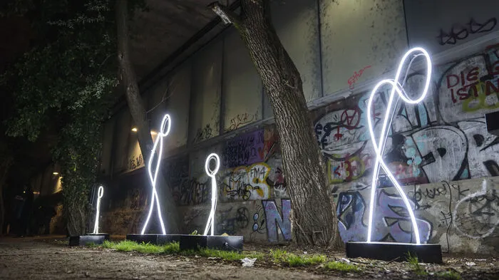 Helle Gestalten, die sich unter die Passanten der Murpromenade mischen bei "my light is your light".