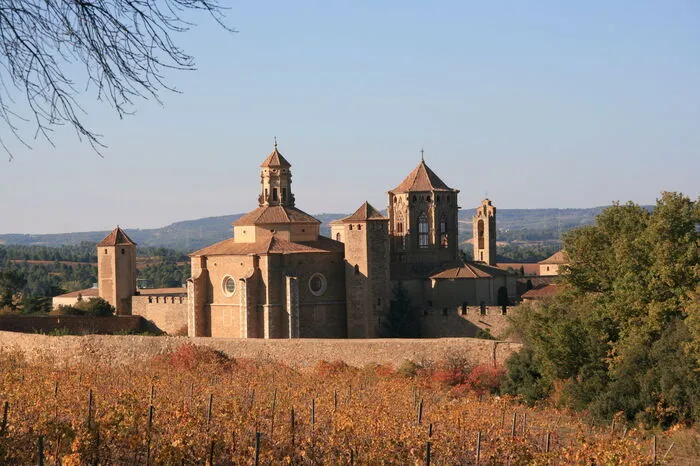 Denn nur einen Steinwurf vom Meer entfernt befindet sich das Zisterzienserkloster Poblet. Umsäumt von Weinbergen und Steineichenwäldern schraubt sich dort ein Wanderweg nach oben.