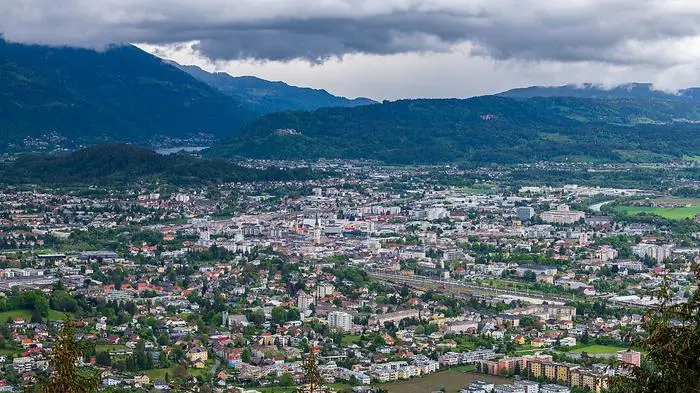 Der Blick über Villach. Das Gewerbegebiet entlang der Maria-Gailer-Straße liegt im Villacher Osten.