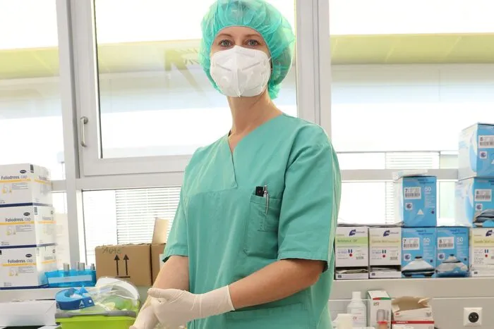 Rund zehn Minuten dauert es, bis sie Maske, drei Paar Handschuhe, Schutzbrille, Mantel und Schürze angezogen hat.