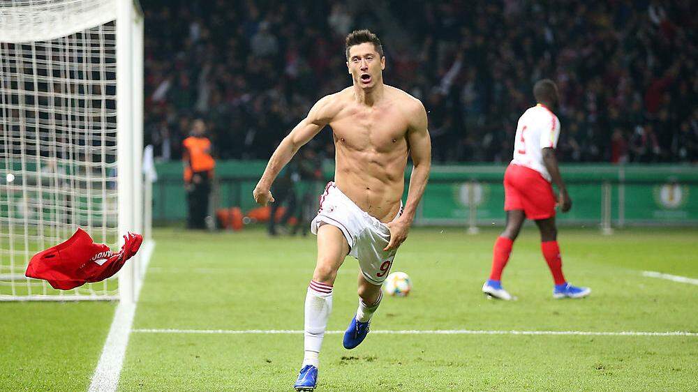 Robert Lewandowski und die Bayern jubeln über das Double: Im Pokalfinale in Berlin ließen Alaba und Co Leipzig keine Chance