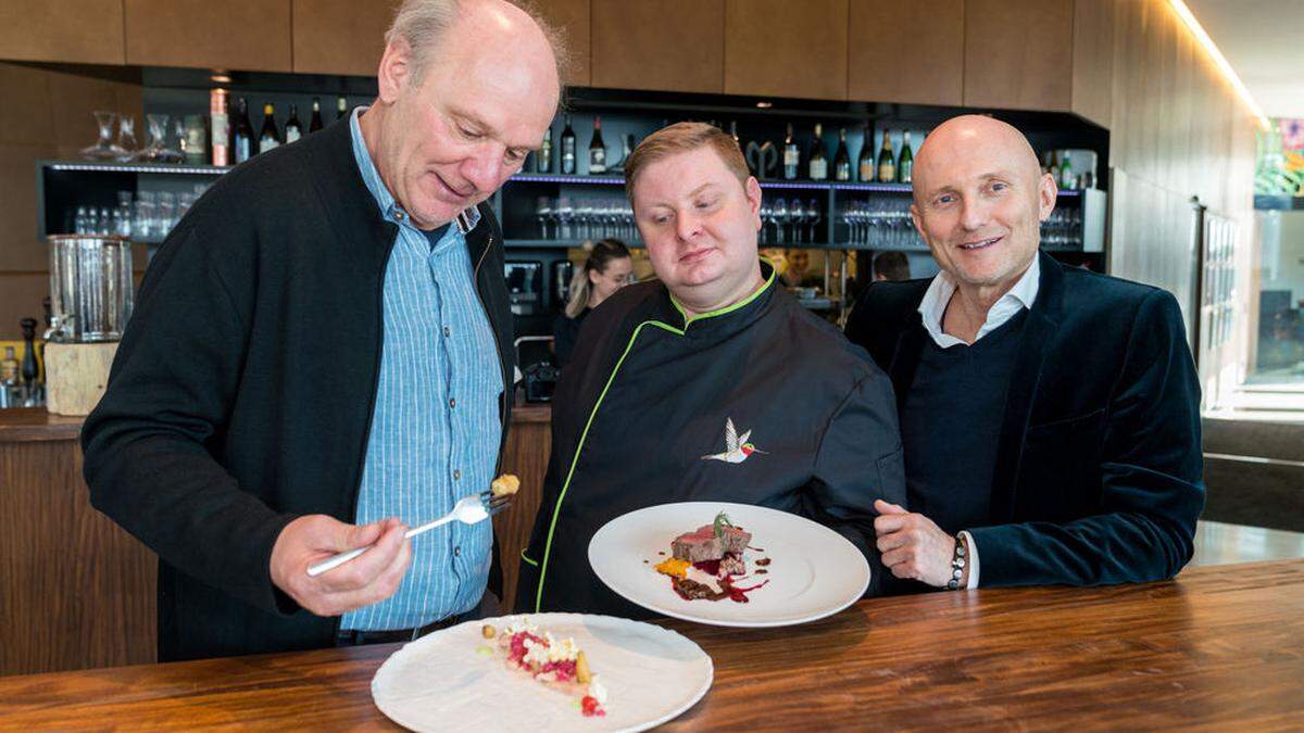 Josef Zotter kostet die Vorspeise: Ceviche vom Saibling mit roten Zwiebeln, Mais, Limette - und einem Hauch Schoko. Mitte: Küchenchef Robert Ferstl, rechts: Michael Pachleitner