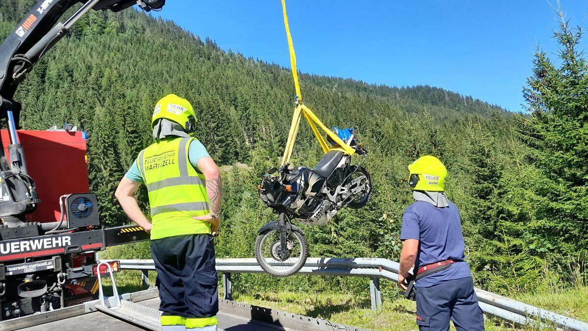 Der Motorradlenker blieb unverletzt, die FF Mariazell holte das Motorad aus dem Wald