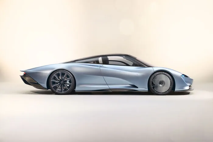 Und das erste Stück dieser neuen Klasse ist der Speedtail. Der Name hat nicht nur einen lässigen Klang – er ist auch Programm. Schließlich ist sein herausragendstes Merkmal das lange, spitz zulaufende Heck, das eine dermaßen gute Aerodynamik liefert, dass dieser McLaren 403 km/h schnell ist. Mit acht Zylindern wohlgemerkt.