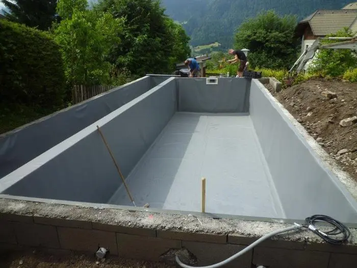 Die Betonwanne bietet getrennte Bereiche für den Schwimmbetrieb und das Filtermaterial
