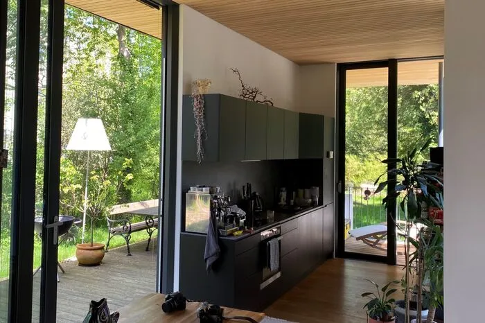 Der Gegenblick von innen auf den Garten.