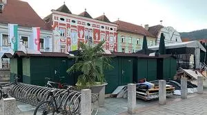 Seit mehr als vier Wochen sind die Marktbuden des Citymanagements und etliches Material am Südende des Hauptplatzes abgestellt