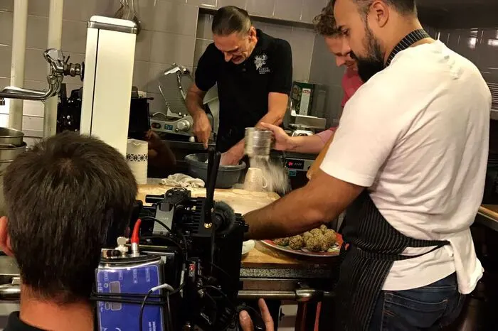 Der russische Sternekoch Vladimir Mukhin aus dem White Rabbit in Moskau sowie Martin Klein aus dem Ikarus in Salzburg statteten Ludwig und Josef Gasser vom Kult-Restaurant Kleinsasserhof bei Spittal einen Besuch ab.