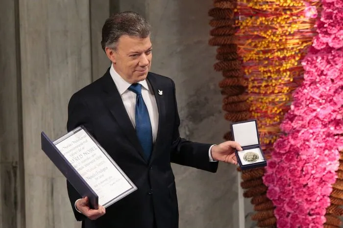 Santos erhielt den Preis für seine konsequenten Aussöhnungspolitik mit der FARC-Guerilla. In seiner Dankesrede sagte Santos am Samstag in Oslo, das Volk von Kolumbien mache "mit Unterstützung unserer Freunde aus aller Welt das Unmögliche möglich".