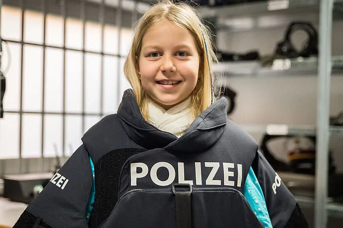 Auch Alina steht die Ausrüstung nicht schlecht.