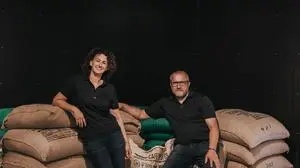 Aleksandra Piecak-Maitz und Franz Maitz mit ihren Kaffeebohnen