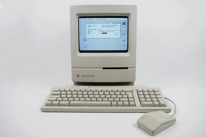 1984 wurde der Macintosh vorgestellt und war neben dem Apple II der zweite große Erfolg von Apple. Es war der erste PC mit einer grafischen Benutzeroberfläche. Trotz des Erfolges kam es 1985 zum Bruch zwischen Management und den Firmeneigentümern Jobs und Wozniak. Beide verließen im selben Jahr das Unternehmen.
