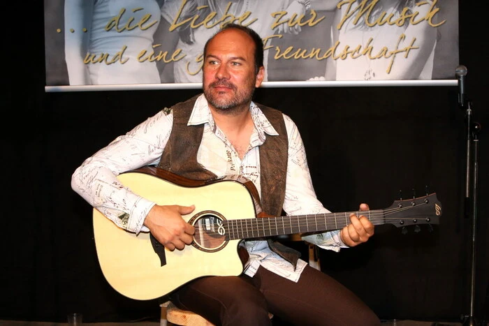 Begleitet wurden die Sängerinnen unter anderem von Peter Prammerdorfer (unser Foto).