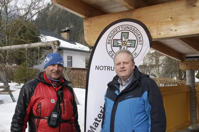 Der Triebener Bürgermeister Helmut Schöttl (rechts) war zu Besuch am Zwischenlandeplatz des Hubschraubers und in der Einsatzleitung