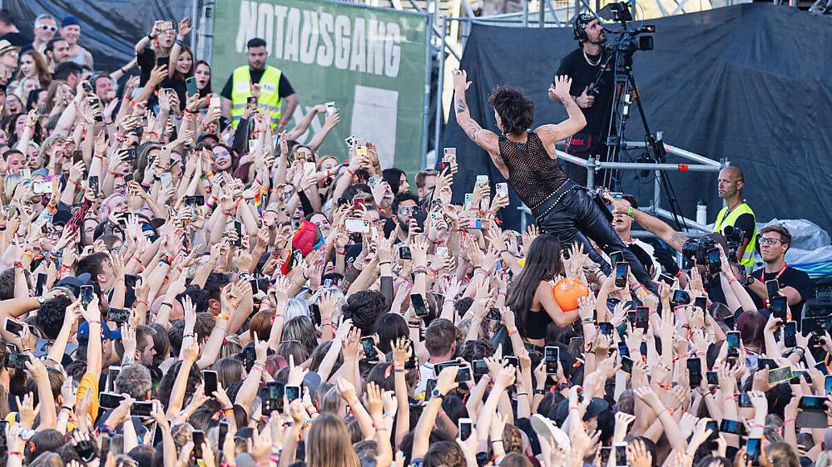 Damiano David wirft sich in die Menge am Nova Rock Encore-Konzert