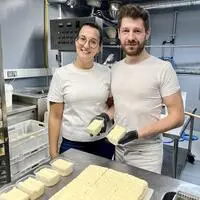 Sabrina Leitner und Kevin Wagner bei der Tofuproduktion