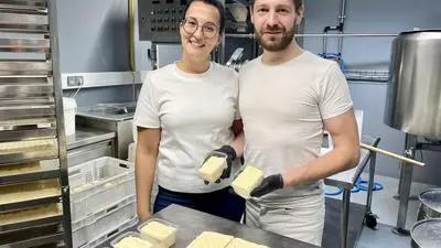 Sabrina Leitner und Kevin Wagner bei der Tofuproduktion