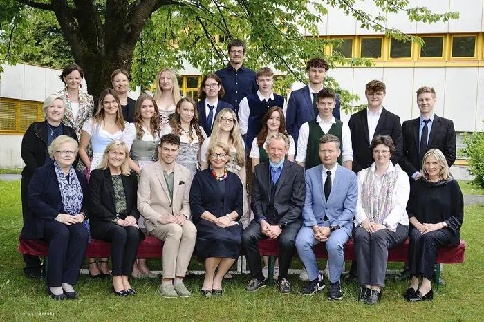 Die 8B-Klasse: Klara Arzt, Lukas Bichl, Marcel Dam, Carina Gianesin, Nina Gurt, Jonathan Heusserer, Katharina Macher, Paula Johanna Mörth, Maximilian Pressnitz, Magdalena Stiendl, Felix Strohriegl und Lukas Strutzmann