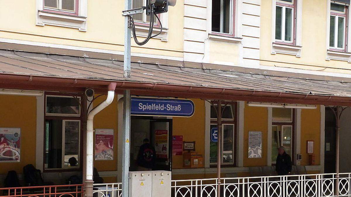 Die 16 Personen waren auf den Bahngleisen in Richtung BHF Spielfeld unterwegs