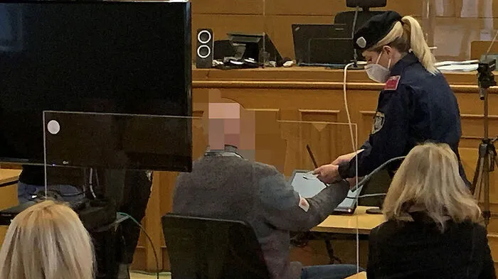 Der 54-jährige Angeklagte muss sich wegen Mordversuchs verantworten