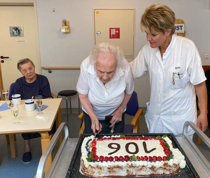 An ihrem 106. Geburtstag hat Strohrigel noch selbst die Torte angeschnitten