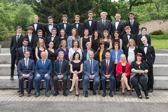 Stolz auf ihre Leistungen sind Lukas Anzenberger, Nikolaus August Bader, Julian Breitler, Valentin Breitler, Denisa Bucur, Niklas Dallago, Florian Eschbach, Anna-Katharina Garger, Julia-Sophie Gassler, Lorenz Geldner, Amalia Ana Maria Grigorie, Tim Christoph Höfler, Felix Matauschek, Cagaty Ortatepe, Florian Pinter, Pascal Pittino, Ferdinand Pop, Chantal Renee Prenner, Felix Raoul Reschreiter, Davor Milorad Udovita und Manuel Nicolas Wiesner. Sie sind die jüngsten Absolventinnen und Absolventen des Gymnasiums in Kapfenberg unter Klassenvorstand Stephanie Marak. Gemeinsam haben sie Höhen und Tiefen erlebt und die Matura bestanden.