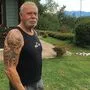 Auch auf der Kärntner Alm trägt US-Star Paul Teutul senior seine „Markenzeichen“ zur Schau: Schnauzer, Achselshirts, Tattoos