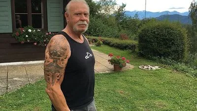 Auch auf der Kärntner Alm trägt US-Star Paul Teutul senior seine „Markenzeichen“ zur Schau: Schnauzer, Achselshirts, Tattoos