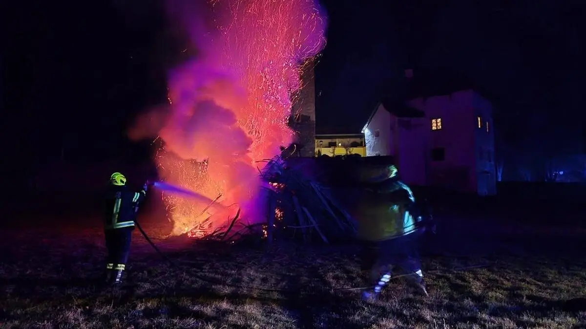 In Moosburg musste die Feuerwehr gleich zwei Mal in einer Nacht zu Osterhaufenbränden ausrücken
