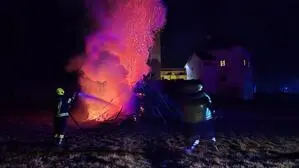 In Moosburg musste die Feuerwehr gleich zwei Mal in einer Nacht zu Osterhaufenbränden ausrücken