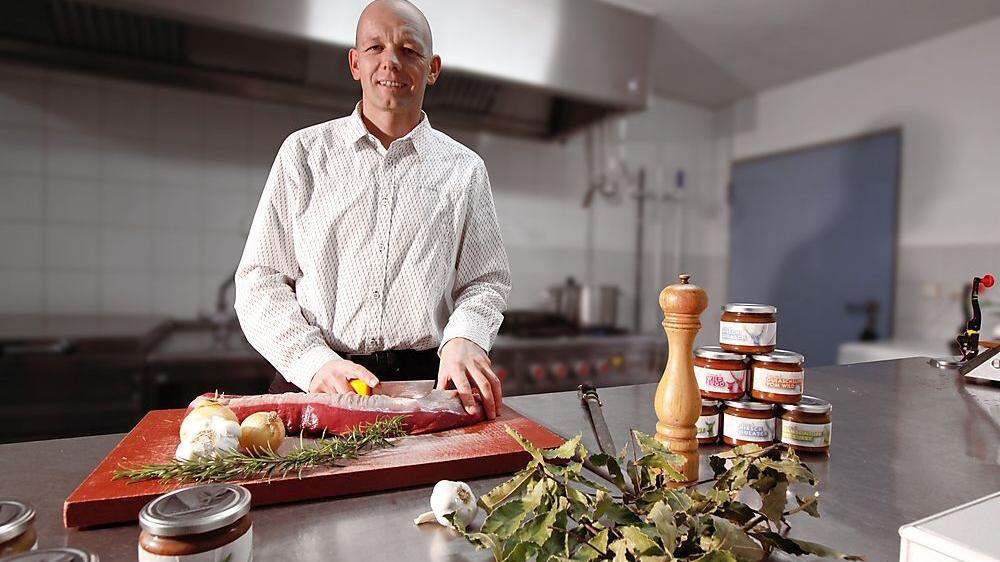 Berno Mühlburger bereitet in seiner Großküche Wildgerichte zu