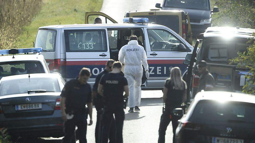 Im Burgenland wurden 29 Flüchtlinge in einem  Transporter gefunden. Zwei davon sind tot, vom Schlepper fehlt jede Spur. 