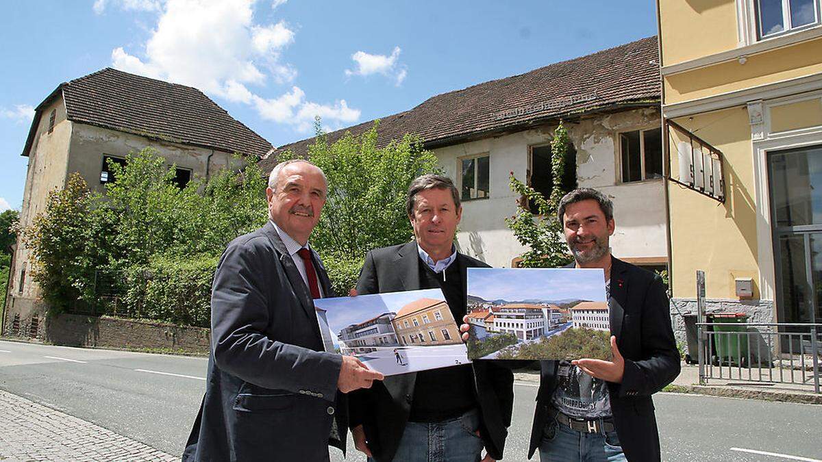 Bürgermeister Blaschitz, Andreas Messner (MID Bau) und Vizebürgermeister Markus Lakounigg (von links) mit den neuen Projektplänen vor der ehemaligen Germ-Liegenschaft - rechts das Hartlauer-Haus mit dem Kulturkeller Step 