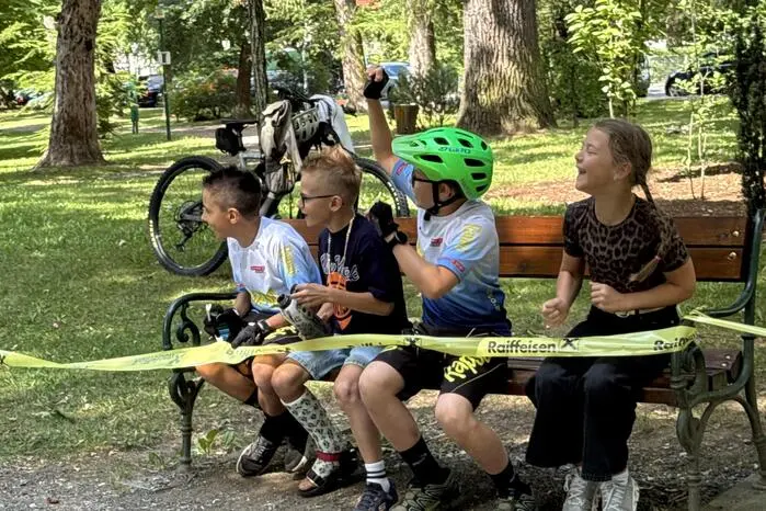 Nach längerer Pause brachte die Neuauflage wieder Leben auf die abgesperrte Strecke und lockte zahlreiche junge Radbegeisterte an den Start.