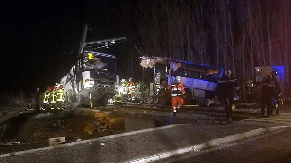 Der Schulbus prallte mit einem Regionalzug zusammen