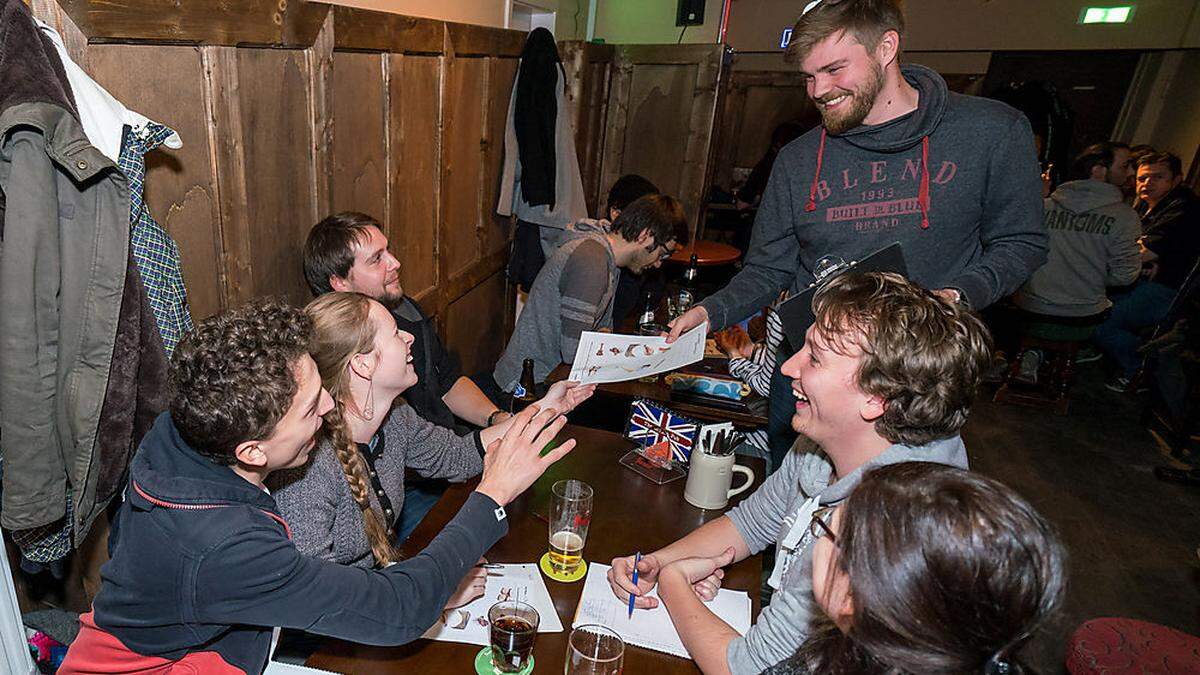 Quizmaster Nicholas Martin verteilt die Fragezettel im Office Pub