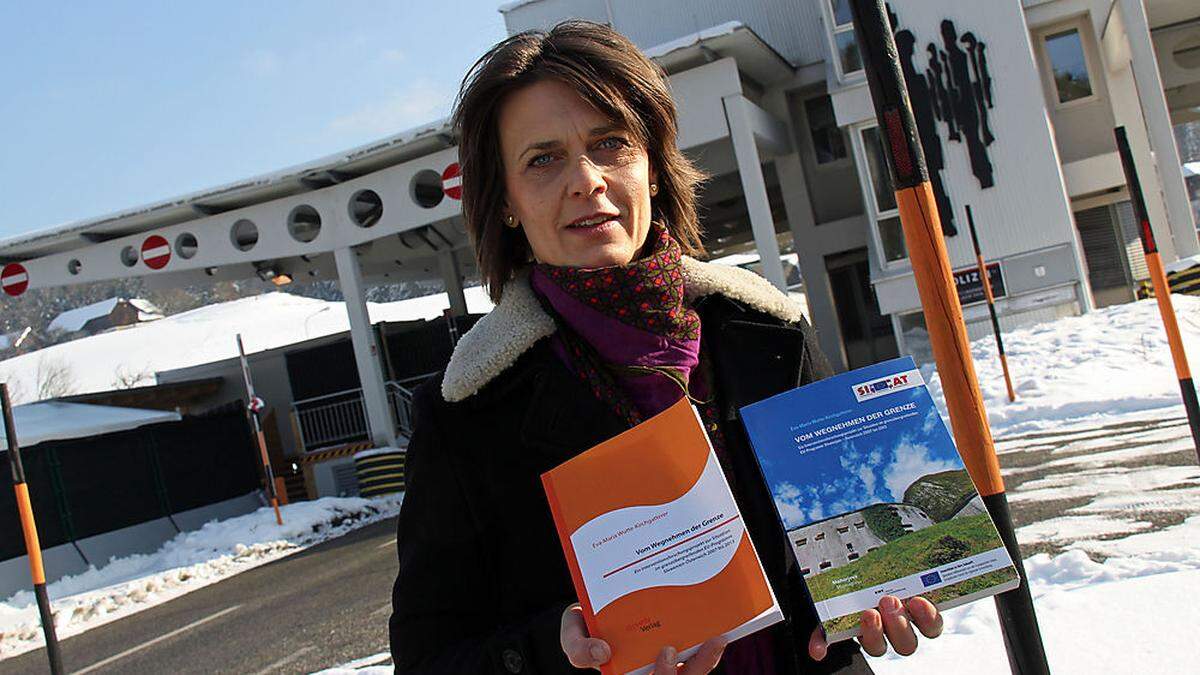 Eva-Maria Wutte-Kirchgatterer mit ihren beiden Publikationen bei der Grenzkontrollstelle Grablach/Holmec, an der wieder die Grenzübertritte kontrolliert werden