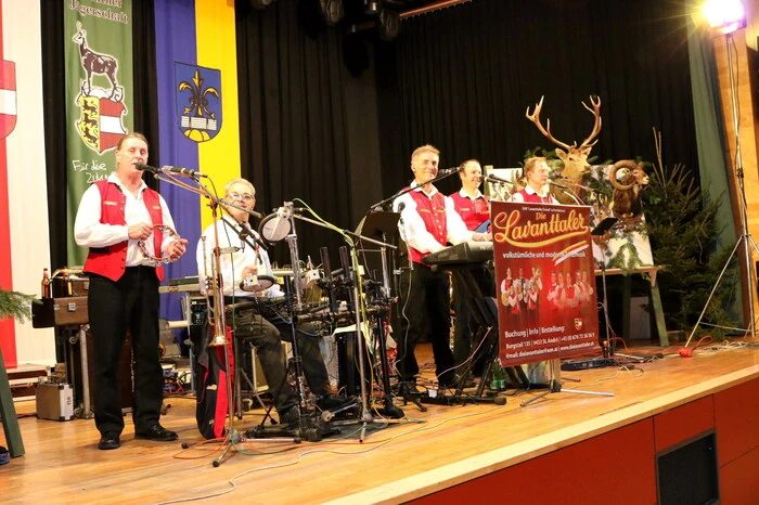 Zur Musik der „Lavanttaler“ ein Tänzchen wagten neben zahlreichen Gemeindeoberhäuptern aus der Region unter anderen Landesrat Martin Gruber, Vizebürgermeister Arno Goldner, Bezirksjägermeister Johann Drescher mit Stellvertreter Alfons Kogler, die Hegeringleiter Karl Prasser (Kappel/Krappfeld), Lukas Telsnig (Meiselding) und Peter Ratheiser (Althofen/Guttaring), Landwirt Peter Funder, der St. Veiter Faschings-Herzog Philipp I. (Philipp Subosits),  Raika Althofen/Guttaring-Geschäftsleiterin Martina Auer-Müller, Schlossherr Hermann Fleischhacker, Bäckerlandesinnungsmeister Martin Vallant, Agrargemeinschaft Weißbergeralm-Obmann Walter Probst, Gastwirt Ferdi Kopper, Schuldirektorin Michaela Moser sowie der ehemalige Bundesrat Franz Gruber. 