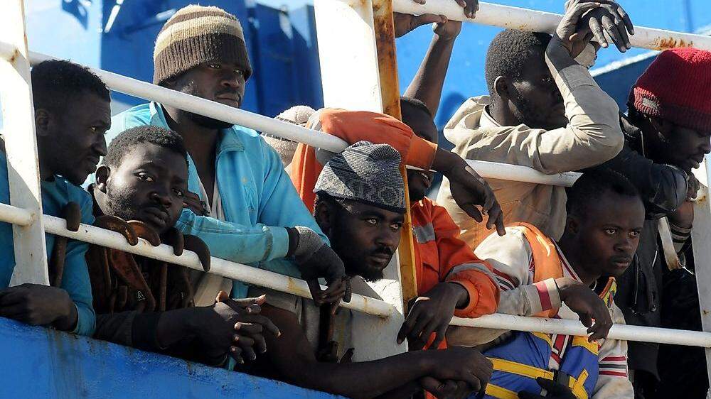 Gerettete Flüchtlinge kommen auf einem Schiff in Palermo an 