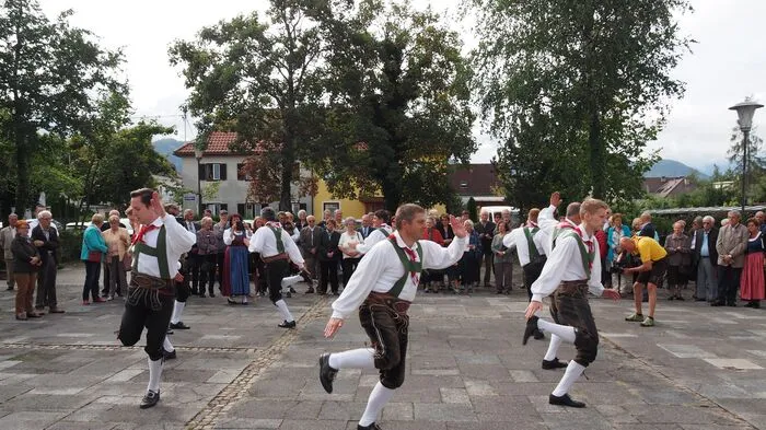 "Hast a bisserl Zeit", wollte die Volkstanzgruppe Lindwurm am Sonntag wieder wissen. Unter diesem Motto tanzten die Klagenfurter Volkstänzer am Vormittag nach der Heiligen Messe vor der Kirche in St. Ruprecht zum Familienfest auf. Danach wurde mit Gegrilltem und Kuchen durch den Nachnmittag gefeiert.