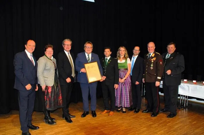 Allen voran wurde dem Bürgermeister außer Dienst Herbert Mießl (4.v.l.) der Ehrenring und die Ehrennadel in Gold sowie eine Urkunde überreicht für seine 25-jährigen Verdienste als Gemeinderat und für sieben Jahre als Bürgermeister. 